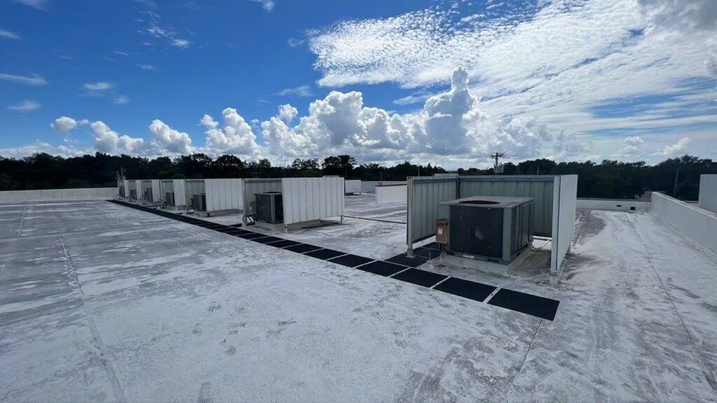 picture of old flat roof in need of replacement